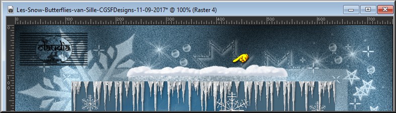 Plaats het sneeuw-element bovenaan op de rand van het masker, net boven de ijspegels